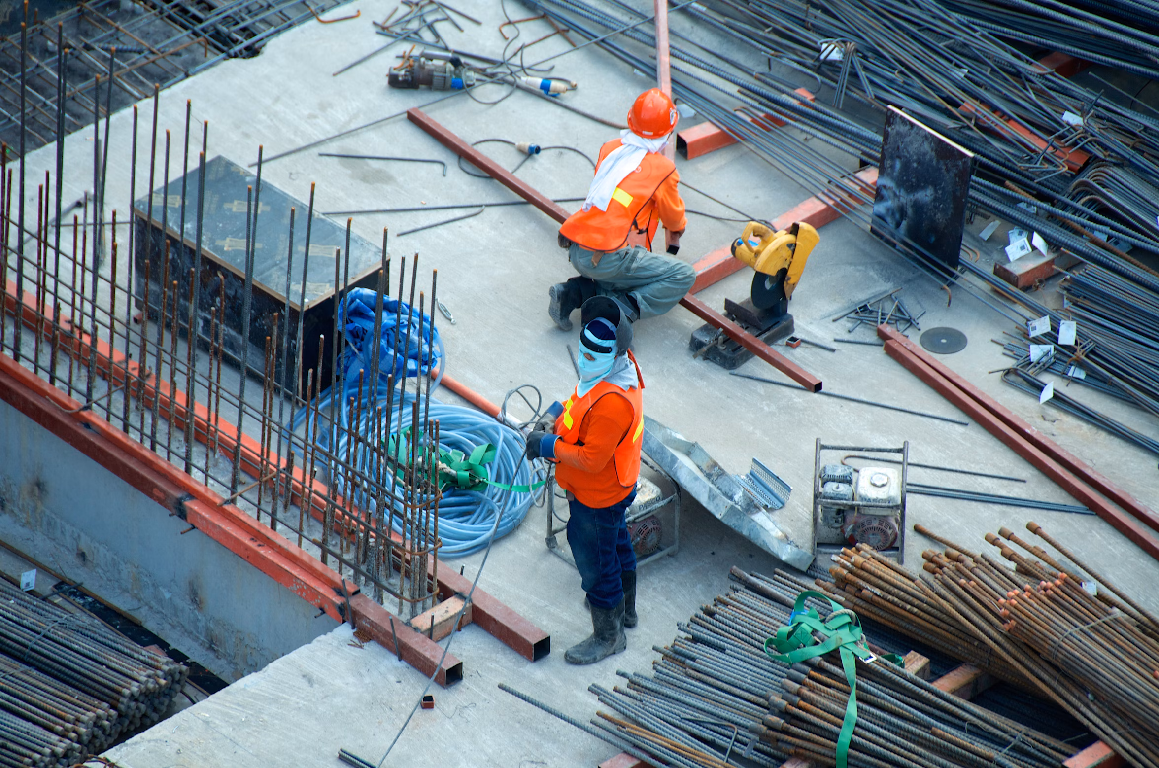 نمای داخلی دفتر شرکت پرهام پارینا - محیط مدرن و حرفهای کار